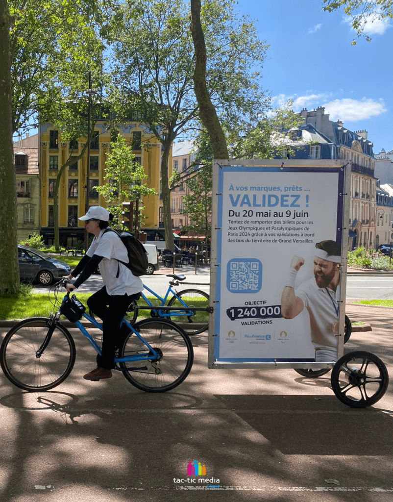 femme sur un vélo publicitaire pour Transdev