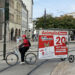 communication avec vélo publicitaire en centre ville