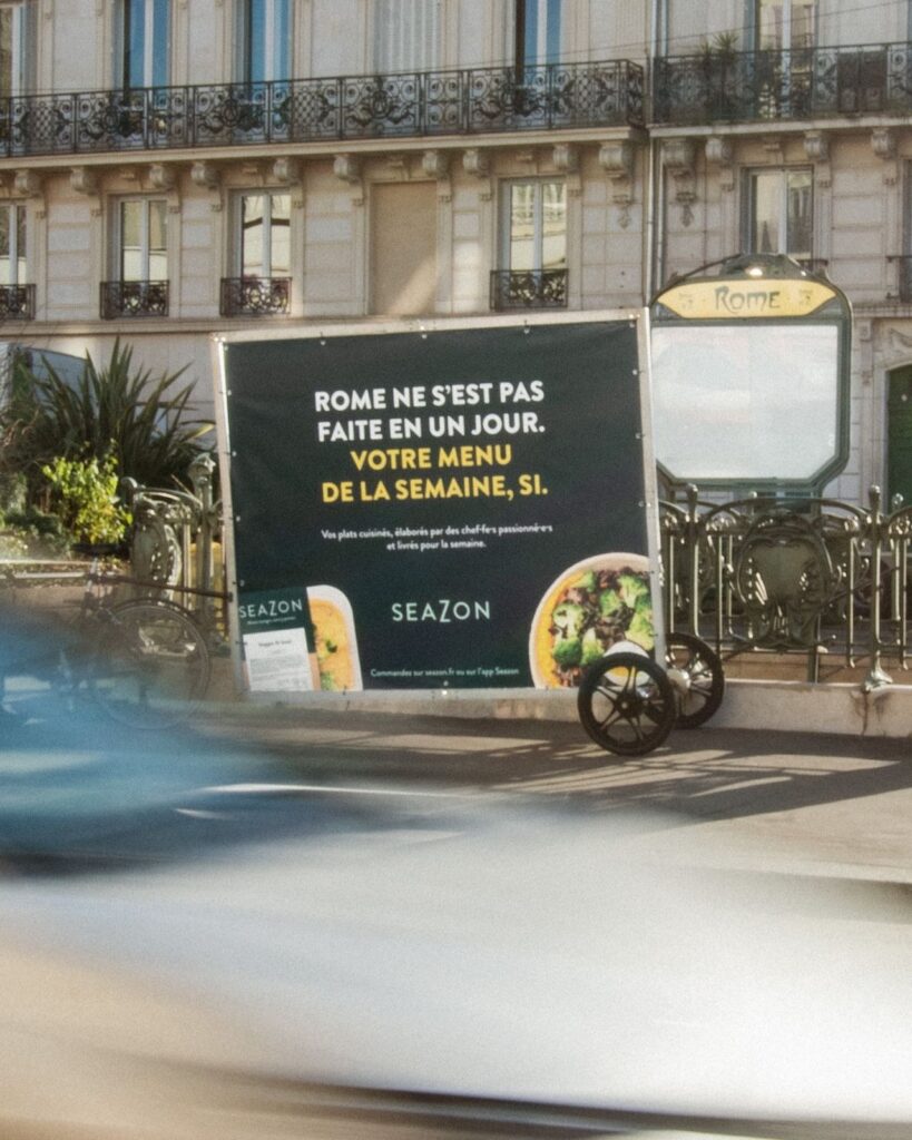 vélo publicitaire seazon devant une station de métro à paris