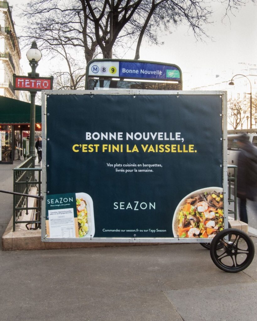 vélo publicitaire seazon devant une station de métro à paris