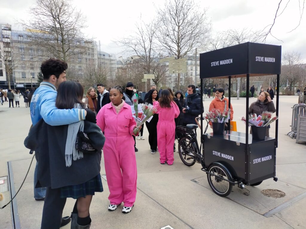 distribution de roses avec un triporteur pour la saint valentin