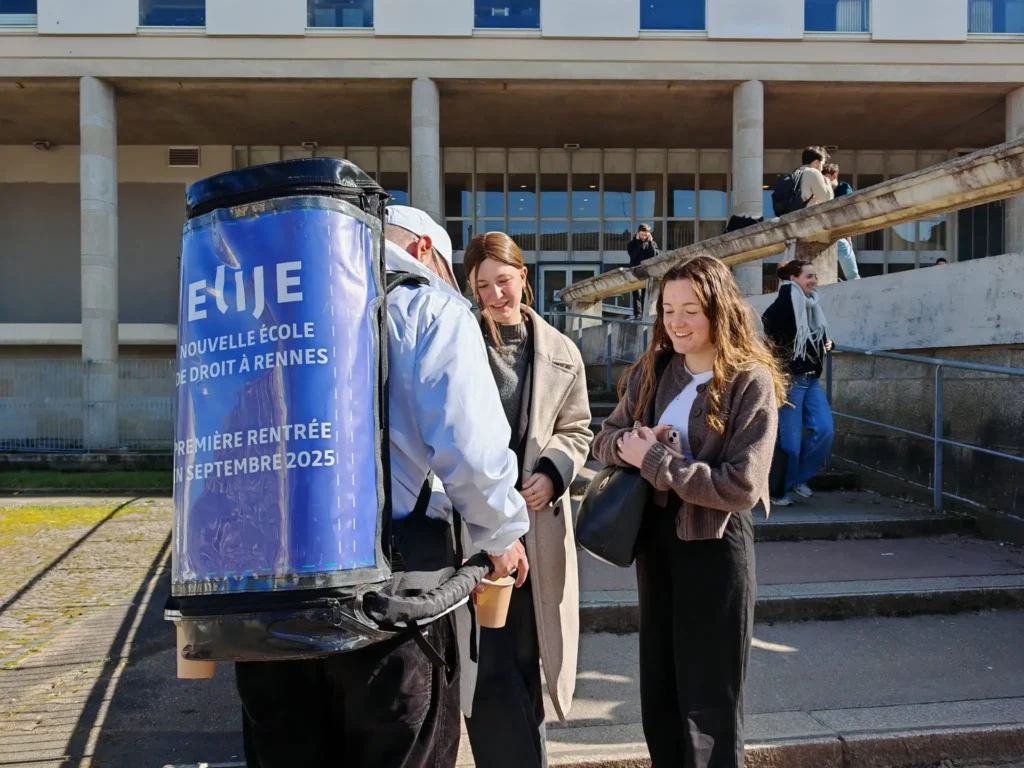 distribution de café ambulante auprès d'étudiants