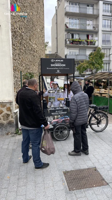 distribution de jus avec un triporteur pour lexus