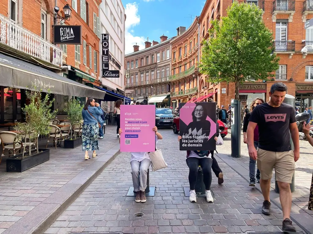 opération de street marketing avec des journaux XL à Toulouse