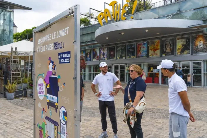 interaction avec des passants lors d'une opération de street marketing