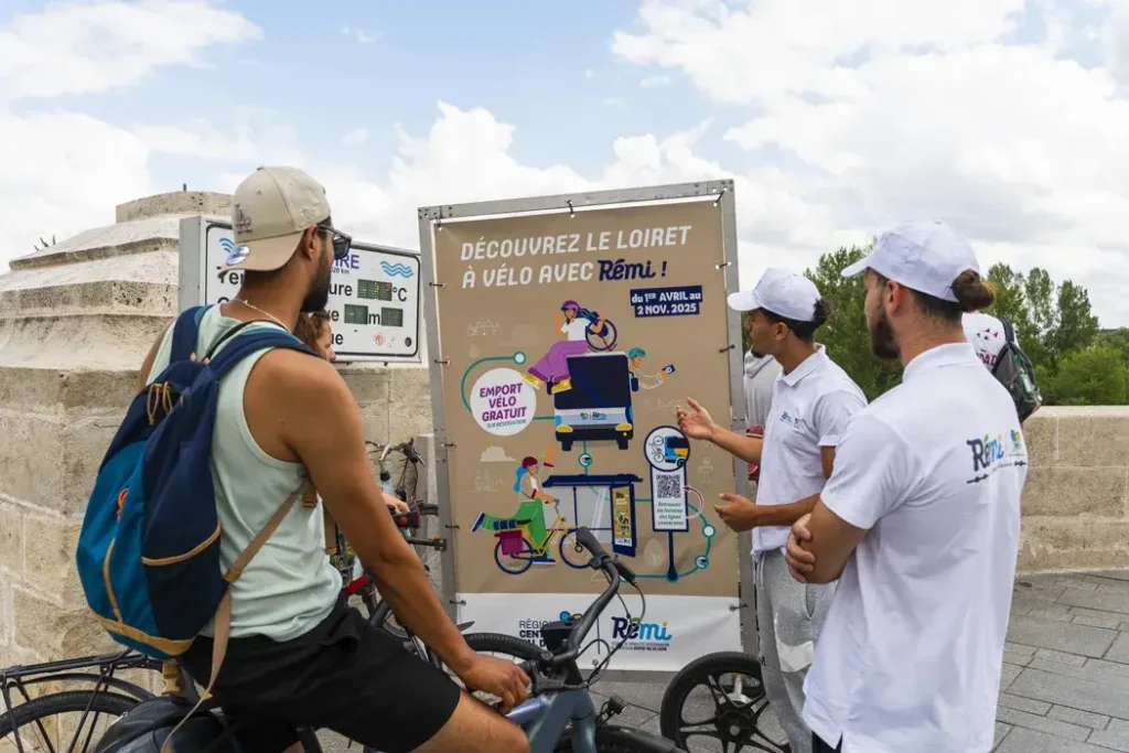 bâche publicitaire tractée par un vélo lors d'une opération de street marketing