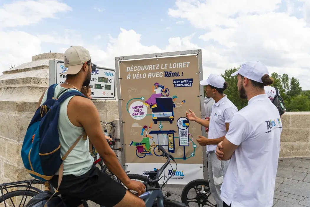 bâche publicitaire tractée par un vélo lors d'une opération de street marketing