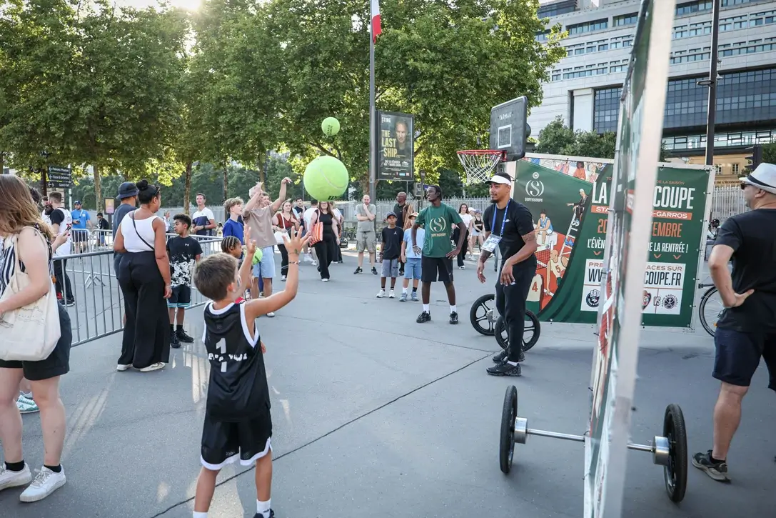 campagne de street marketing interactive devant paris bercy