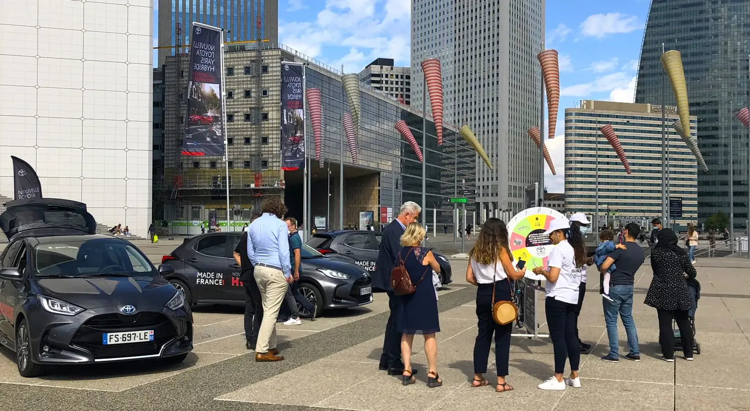 opération de street marketing avec exposition de véhicules à paris la défense