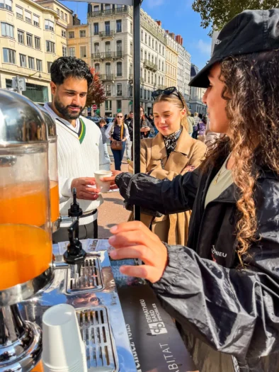 distribution de jus à lyon lors d'une opération de street marketing
