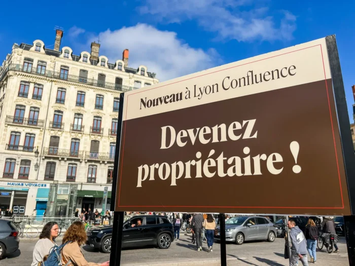publicité pour le lancement d'un programme immobilier avec un triporteur publicitaire