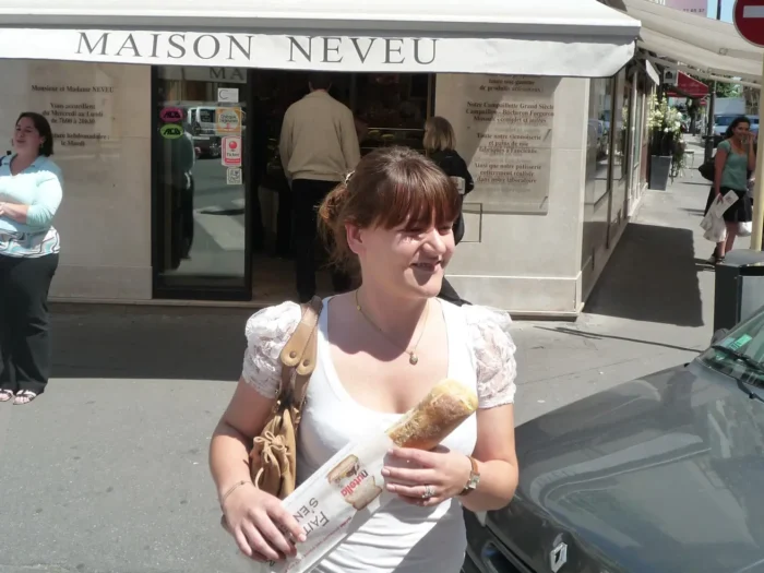 passante qui sort d'une boulangerie avec un sac à pain publicitaire nutella
