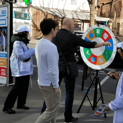 roue de la chance et vélo publicitaire pour la course des heros